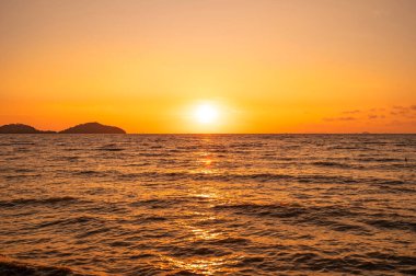 Phuket Tayland 'da gün batımı ya da gün doğumu gökyüzü bulutları güneş ışığı üzerinde inanılmaz altın ışık manzarası arka plan.