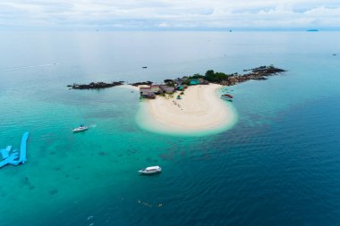 Phang Nga Tayland 'daki Koh Khai Maew Adası' ndaki tropikal kumlu deniz manzaralı harika küçük adanın insansız hava görüntüsü..