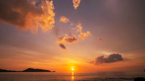 Удивительный Морской Пейзаж Облаками Заката Над Морем Драматическим Закатом Восходом — стоковое фото
