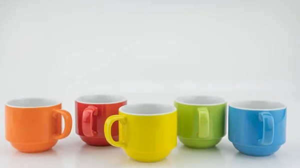 五颜六色的咖啡杯色彩艳丽的背景咖啡和茶在咖啡店里的许多杯子食物和饮料的背景概念 — 图库照片