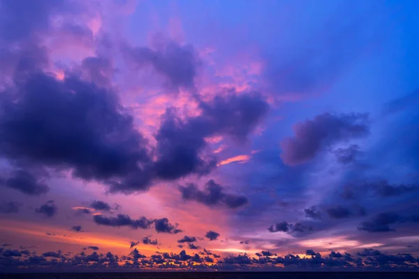 Incrível Paisagem Marinha Com Nuvens Pôr Sol Sobre Mar Com — Fotografia de Stock