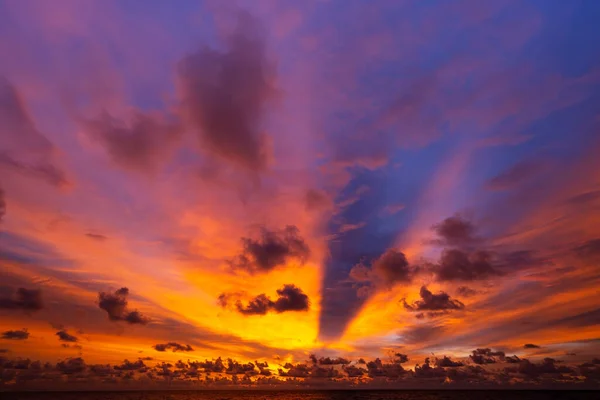 Incrível Paisagem Marinha Com Nuvens Pôr Sol Sobre Mar Com — Fotografia de Stock