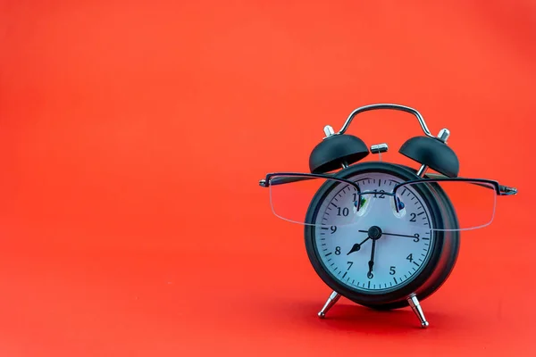 Onderwerp Onderwijs Bedrijf Wekker Lerarenbril Zakelijke Objecten Geïsoleerd Kleurrijke Achtergrond — Stockfoto