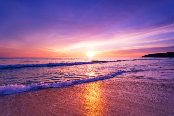 Phuket Tayland 'da deniz üzerinde gün batımı ya da gün doğumu bulutları. İnanılmaz doğa manzarası. Deniz dalgaları kumlu kıyılara çarpıyor..