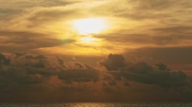 4K Zaman Hızlandırması Majestic Sunset ya da Gündoğumu İnanılmaz doğa ışığı Bulutları gökyüzü ve Bulutlar sürükleniyor 4K renkli karanlık gün batımı bulutları görüntüsü nefes kesici gökyüzü