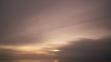 Deniz üzerinde kara bulutlar Büyük bina bulutları ile dramatik fırtına bulutları Doğal yağmurlu karanlık gökyüzü Dijital sinema kompozisyonu için inanılmaz