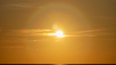 4K Zaman Hızlandırması Majestic Sunset ya da Gündoğumu İnanılmaz doğa ışığı Bulutları gökyüzü ve Bulutlar sürükleniyor 4K renkli karanlık gün batımı bulutları görüntüsü nefes kesici gökyüzü