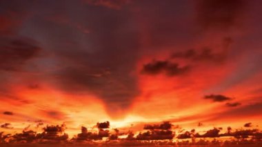 4K Zaman Hızlandırması Majestic Sunset ya da Gündoğumu İnanılmaz doğa ışığı Bulutları gökyüzü ve Bulutlar sürükleniyor 4K renkli karanlık gün batımı bulutları görüntüsü nefes kesici gökyüzü