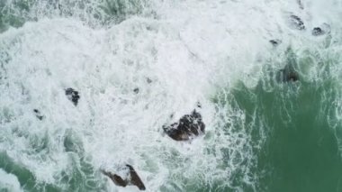 Deniz dokusunun üst görüntüsü dalgalar okyanusta köpürme ve sıçrama Güzel dalga deniz yüzeyi arkaplanı