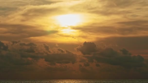 4Kマジェスティックな夕日や日の出の風景のタイムラプス自然の光の雲の空と雲が離れて圧延4Kカラフルな暗い日没の雲映像タイムラプス素晴らしい空 — ストック動画