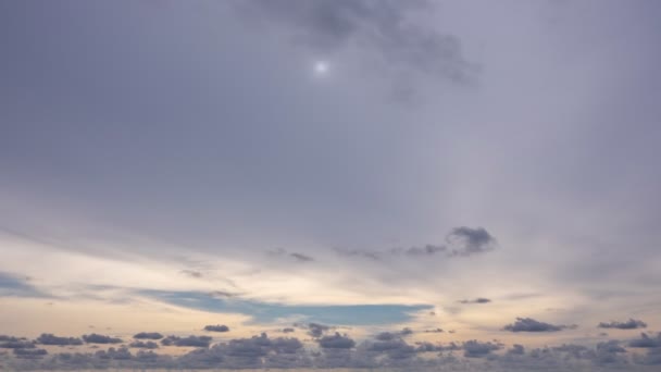 海の上の黒い雲タイムラプス大規模なビル雲と劇的な雷雨の雲自然雨の暗い空デジタル映画の構成の背景のための素晴らしい — ストック動画