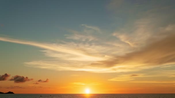 4Kマジェスティックな夕日や日の出の風景のタイムラプス自然の光の雲の空と雲が離れて圧延4Kカラフルな暗い日没の雲映像タイムラプス素晴らしい空 — ストック動画