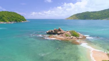 Tropikal deniz mavisi okyanus yüzeyinin tepesindeki drone kamerası. Turkuaz deniz yüzeyi. Harika deniz dalgaları.