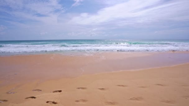 空の海のビーチでリラックス楽園の海のビーチへの旅行プーケットの素晴らしい海の美しいビーチタイ — ストック動画