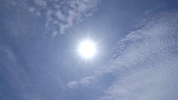 Vista Naturaleza Del Sol Directo Del Mediodía Cielo Azul Con — Vídeo de stock