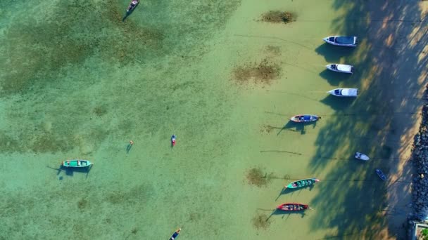 令人惊奇的空中俯瞰泰国拉瓦伊海滩热带海洋中的长尾渔船美丽的海洋无人驾驶相机拍摄的高质量视频 — 图库视频影像
