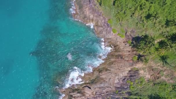 Vista Aérea Las Olas Rompen Las Rocas Piedras Océano Azul — Vídeos de Stock