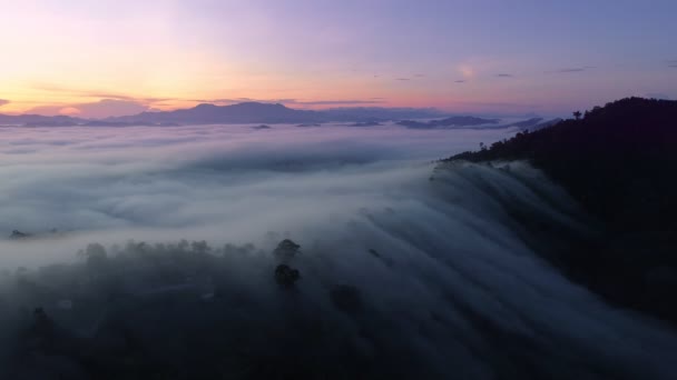 Erstaunliches Nebelmeer Bewegt Sich Fließend Über Berg Sonnenaufgang Oder Sonnenuntergang — Stockvideo