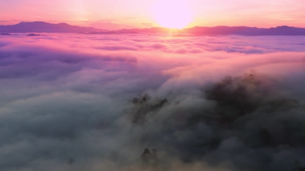 Úžasné Moře Mlhy Pohyb Tekoucí Přes Horu Východ Slunce Nebo — Stock video