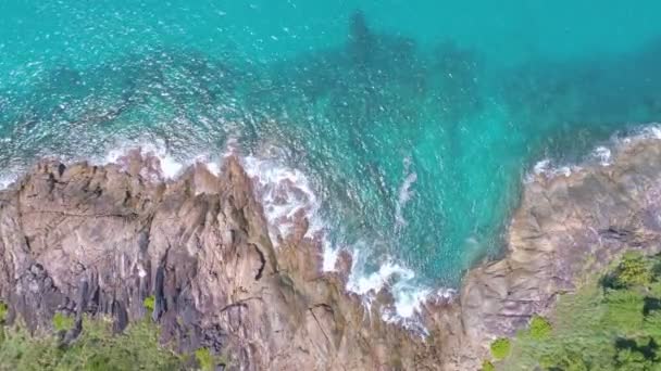 Widok Lotu Ptaka Fale Rozbijają Się Skałach Kamienie Błękitnym Oceanie — Wideo stockowe