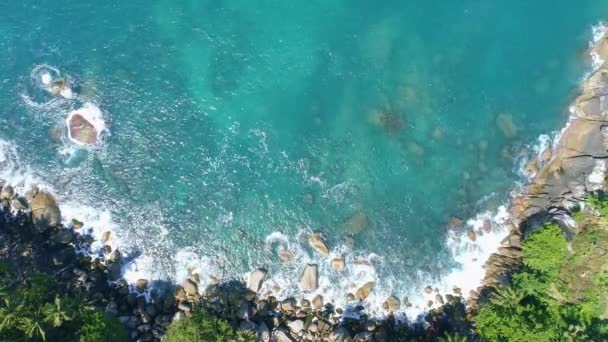 Dalgaların Hava Görüntüsü Kayalara Çarpıyor Mavi Okyanus Dalgaları Güzel Deniz — Stok video