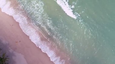 Hindistan cevizi palmiye ağaçlarının tepesinden aşağıya güzel patong plajı Phuket Tayland inanılmaz deniz kumsalı ve turist gezisi yeri andaman denizi üzerinde Güzel ada