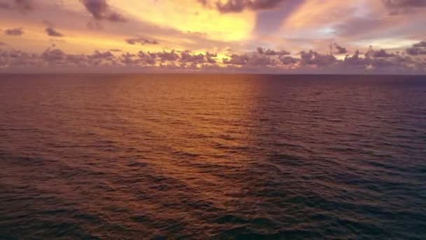 空中风景美丽的风景日落或日出在海面上美丽的波浪迷人的光线黄昏的天空日落电影无人驾驶飞机拍摄动态镜头美丽的自然光海景 — 图库视频影像