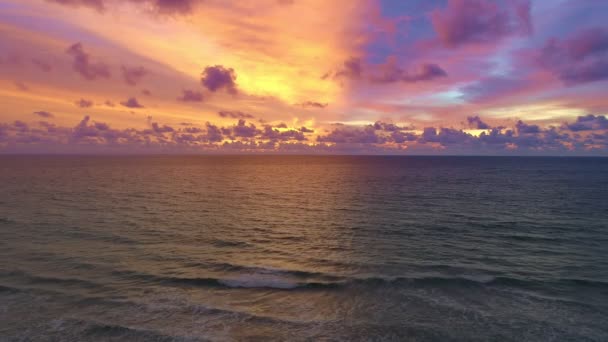 空中风景美丽的风景日落或日出在海面上美丽的波浪迷人的光线黄昏的天空日落电影无人驾驶飞机拍摄动态镜头美丽的自然光海景 — 图库视频影像