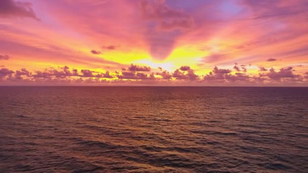空中ビュー美しい海の表面上の夕日や日の出美しい波素晴らしい光夕暮れの空の夕日映画のようなドローンは 自然の風景の美しい光をダイナミックな映像を撮影 — ストック動画