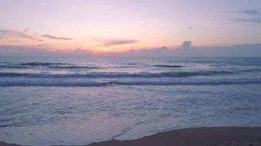 Hava manzaralı güzel gün batımı ya da deniz yüzeyinde gün doğumu güzel dalga harika ışık alacakaranlık gökyüzü batımı sinematik dron dinamik çekimler doğanın güzel deniz manzarası