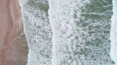 Yukarıdan gelen inanılmaz dalgalar 4 km 'lik insansız hava aracı görüntüsü güzel deniz dinamik dalgası İHA kamerasından alınan kaliteli video Phuket denizi