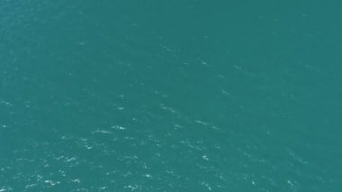 Yaz mevsiminde güzel deniz dalgaları İHA hava görüntülerinden inanılmaz okyanus yüzeyi arkaplan manzarası