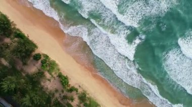 Yukarıdan gelen inanılmaz dalgalar 4 km 'lik insansız hava aracı görüntüsü güzel deniz dinamik dalgası İHA kamerasından alınan kaliteli video Phuket denizi