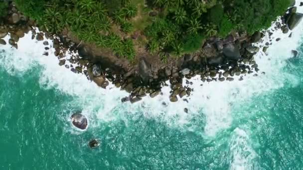 Widok Lotu Ptaka Kamera Drona Góry Dół Morza Skały Błękitnym — Wideo stockowe