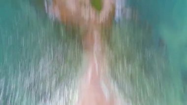 Hava manzaralı deniz kamerası Phuket Tayland 'daki tropikal denize doğru hızla eğildi.