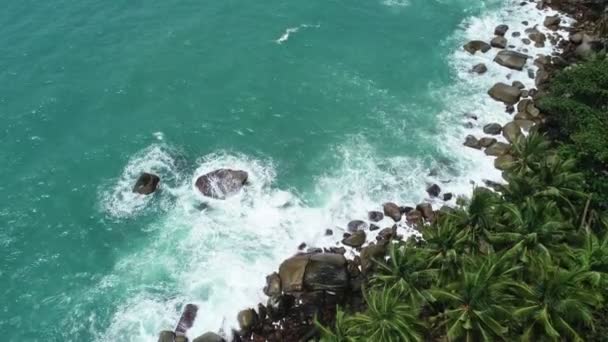 Flygfoto Drönare Kamera Uppifrån Ner Havsstrand Stenar Ett Blått Hav — Stockvideo