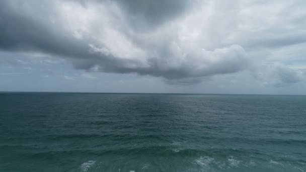 海洋上空雨云的航拍画面恶劣天气下海面上空的黑云高角镜 — 图库视频影像