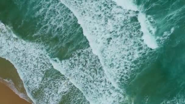Удивительные Волны Катятся Сверху Сверху Вниз Беспилотник Вид Воздуха Красивая — стоковое видео