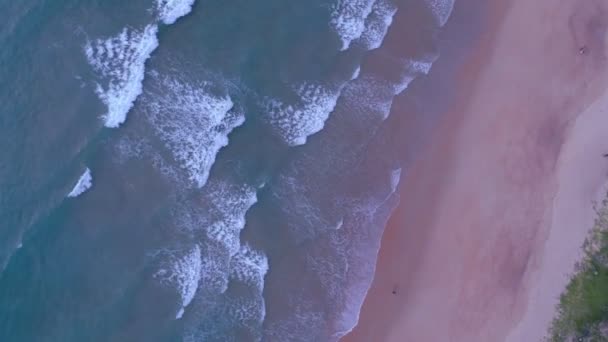 令人惊奇的海浪从上到下翻滚4公里无人驾驶飞机俯瞰美丽的海动力波无人驾驶飞机相机的高质量视频普吉海 — 图库视频影像