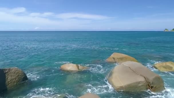 Luchtfoto Van Phuket Eiland Golven Breken Rotsen Stenen Blauwe Oceaan — Stockvideo
