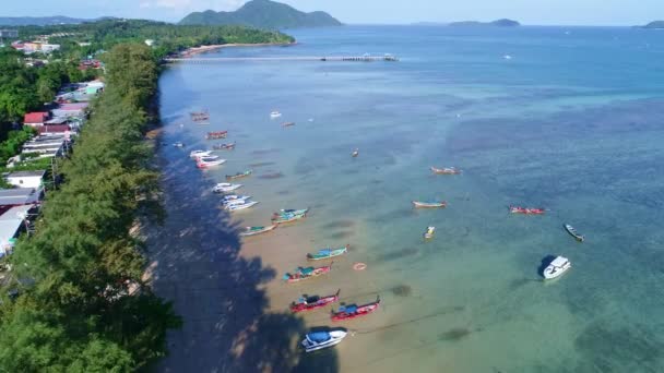 Удивительный Вид Воздуха Рыбацкие Лодки Longtail Тропическом Море Пляже Раваи — стоковое видео
