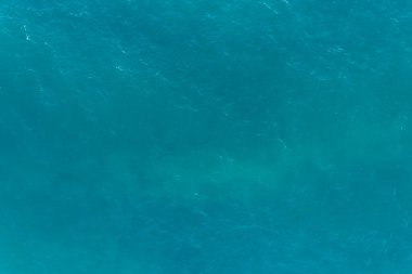 Deniz yüzeyi hava manzarası, Kuş bakışı fotoğraf mavi dalgalar ve su yüzeyi dokusu Mavi deniz arka planı Güzel doğa.