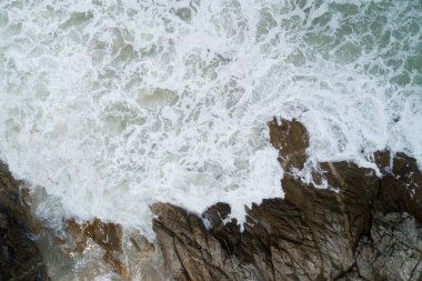 Phuket Tayland 'daki inanılmaz deniz manzarası yaz mevsiminde deniz manzaralı deniz kıyısına çarpan güzel dalga Doğa Çevre ve Seyahat arka planını kurtardı..