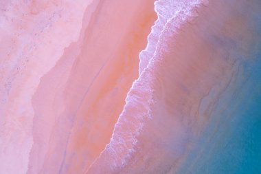 İnanılmaz pastel pembe kumsal manzarası ve turkuaz deniz fotokopi alanı mevcut doğa arka planı yüksek açılı deniz manzarası.