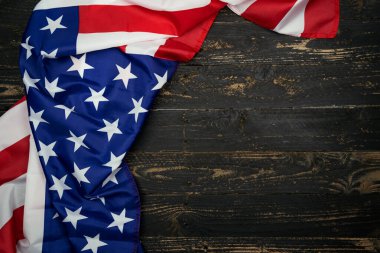 Siyah ahşap arka planda Amerikan bayrakları, 4 Temmuz Bağımsızlık Günü için görüntü koyu ahşap duvar dokusu arka planında ABD Bayrağı.