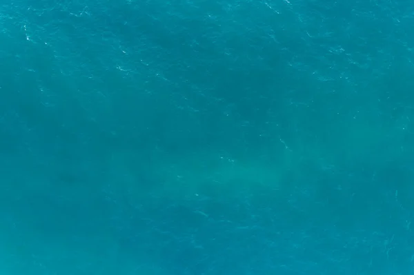 海洋表面空中景观 鸟瞰蓝色波浪和水面纹理的照片蓝色海背景美丽的自然美景 — 图库照片