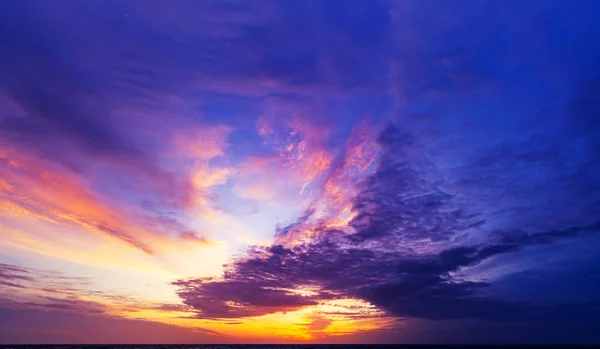 Increíble Paisaje Marino Majestuosas Nubes Atardecer Sobre Mar Con Cielo — Foto de Stock