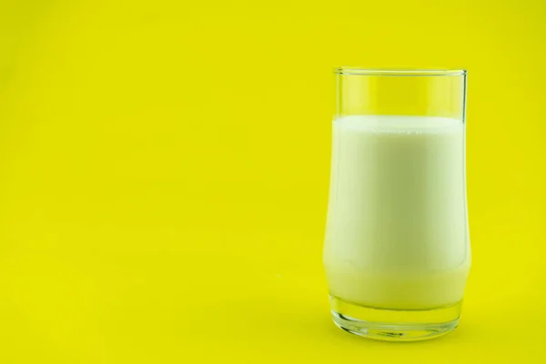 Renkli Arkaplanda Bir Bardak Süt Sancağıname — Stok fotoğraf