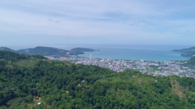 Gökyüzü mavi okyanus ve mavi gökyüzü, Phuket Körfezi Patong Körfezi 'nde, Phuket Tayland manzarası güneşli yaz günü, tropikal deniz manzarası.