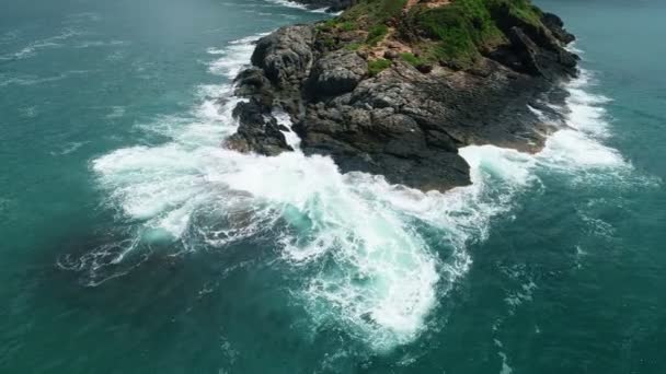 Deniz Çarpan Dalgaların Hava Manzarası Deniz Kıyılarındaki Beyaz Köpüklü Dalgalar — Stok video